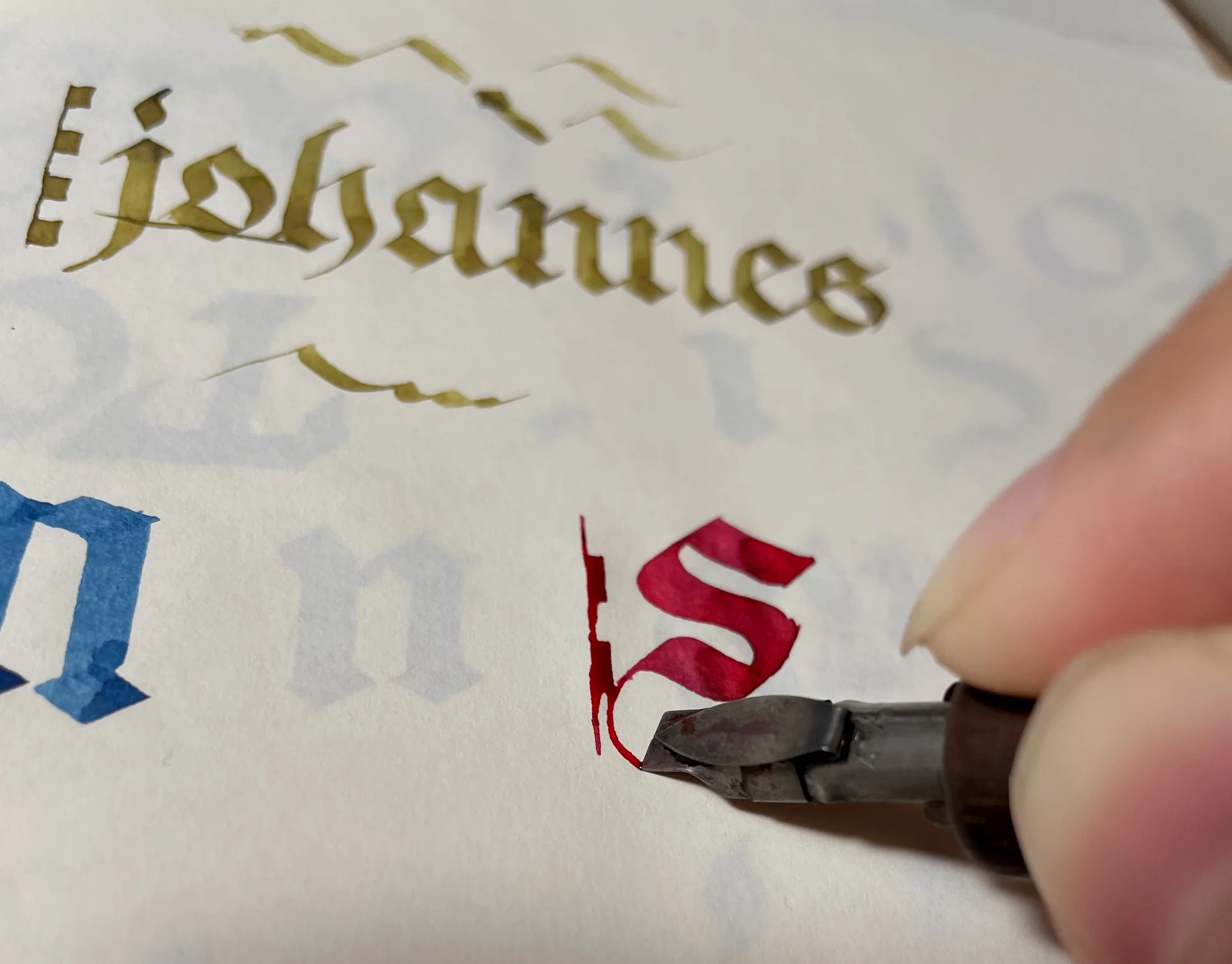 这种衬线和装饰都是用笔尖的一角写的