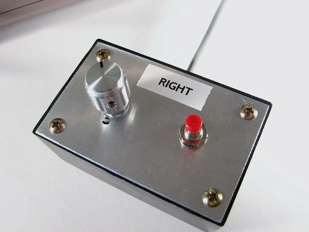 游戏控制器之一 红键为打出键 左边旋把调整打出角度