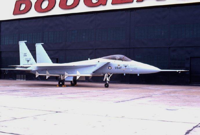 1970年1月1日，F-15正式进入全尺寸研制阶段。1972年第一架YF-15A下线。同年7月27日正式首飞
