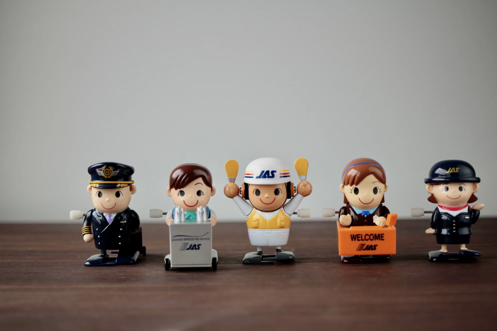 90年代日本JAS航空出品了一组发条玩具，玩具造型分别为JAS机长、空乘、地面引导员、地勤和推车空乘。