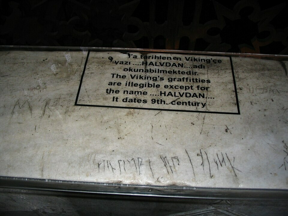 伊斯坦布尔圣索菲亚大教堂中的符文，很可能是由瓦兰吉卫兵制作的，上面写着“哈夫丹曾在此”