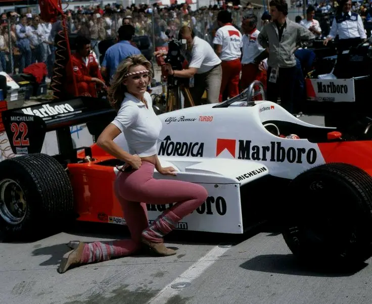万宝路香烟涂装的迈凯伦赛车无疑是80年代F1最具代表性的设计。