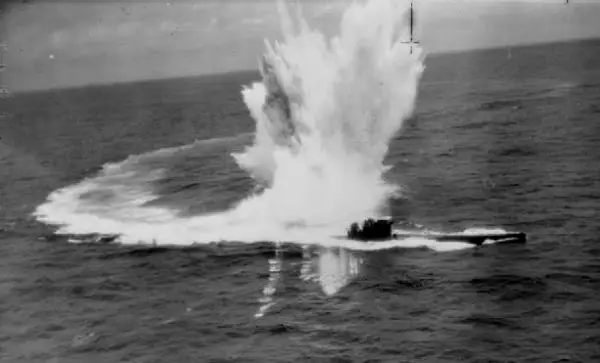 U-243潜艇正在遭到攻击