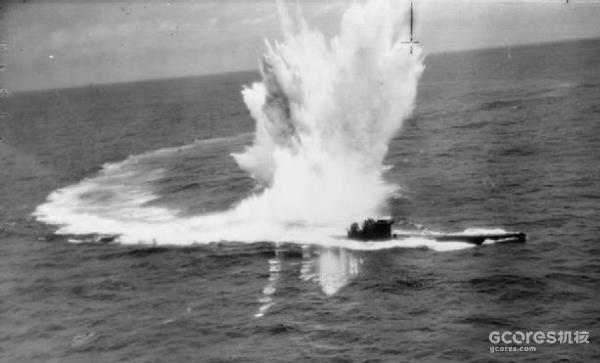 U-243潜艇正在遭到攻击