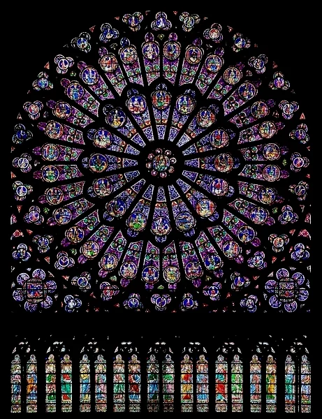 巴黎圣母大教堂内的辐射式玫瑰窗，像是由人环绕一般