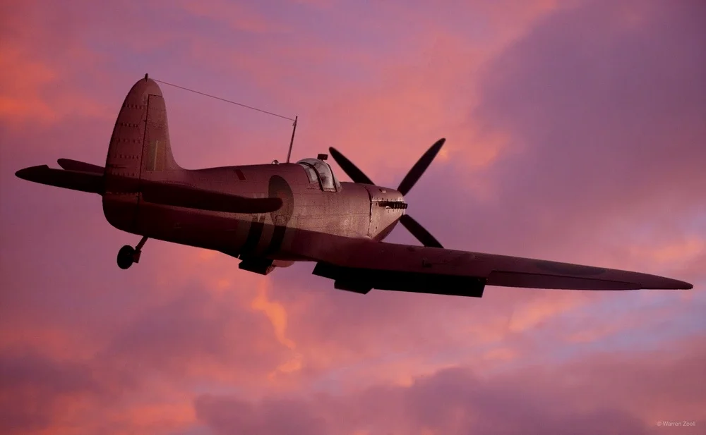 用粉色迷彩将自己伪装在晚霞中的英国皇家空军“喷火”战斗机