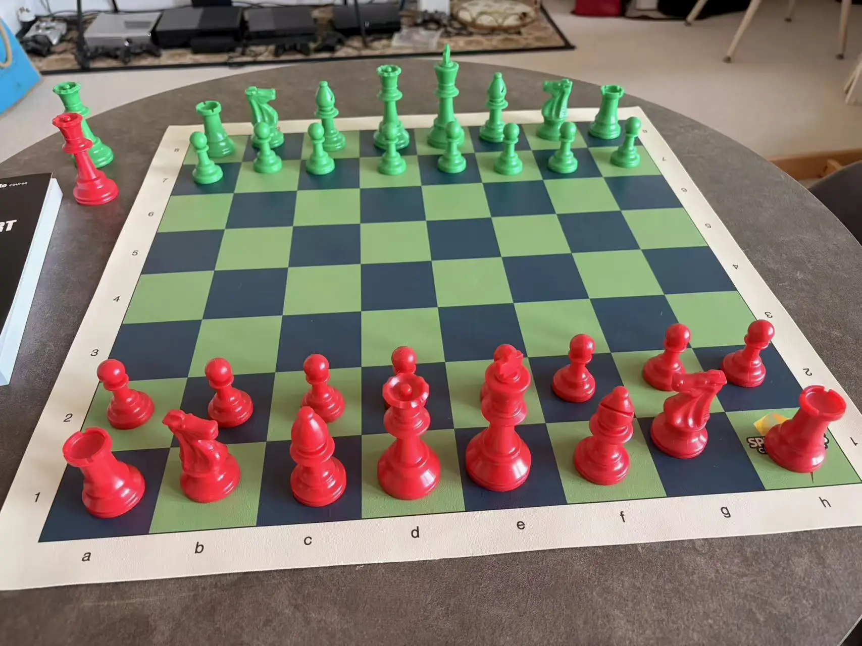 这套棋盘几乎和一张早餐桌一样大。棋子可能是塑料压铸的，但没有看到模具线。价格也不太像打印出来的。