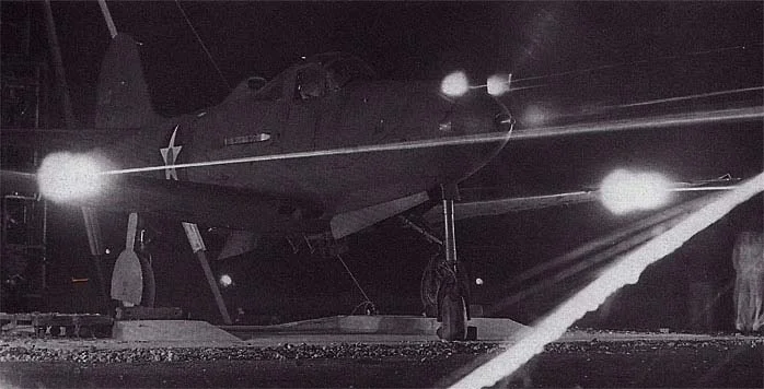 地面测试武器的P-39，也是那张传的很多的图的原版，可以看到桨毂机炮的火焰