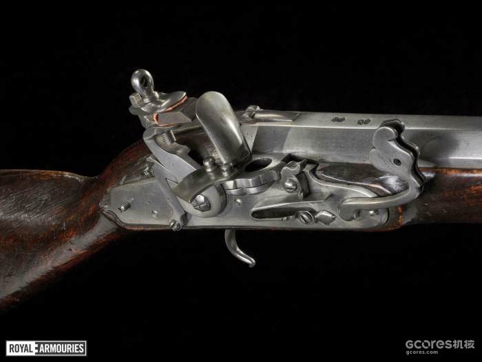 组合式枪机，一些早期燧发枪往往会保留火绳枪机，以免前者出现不可靠的情况