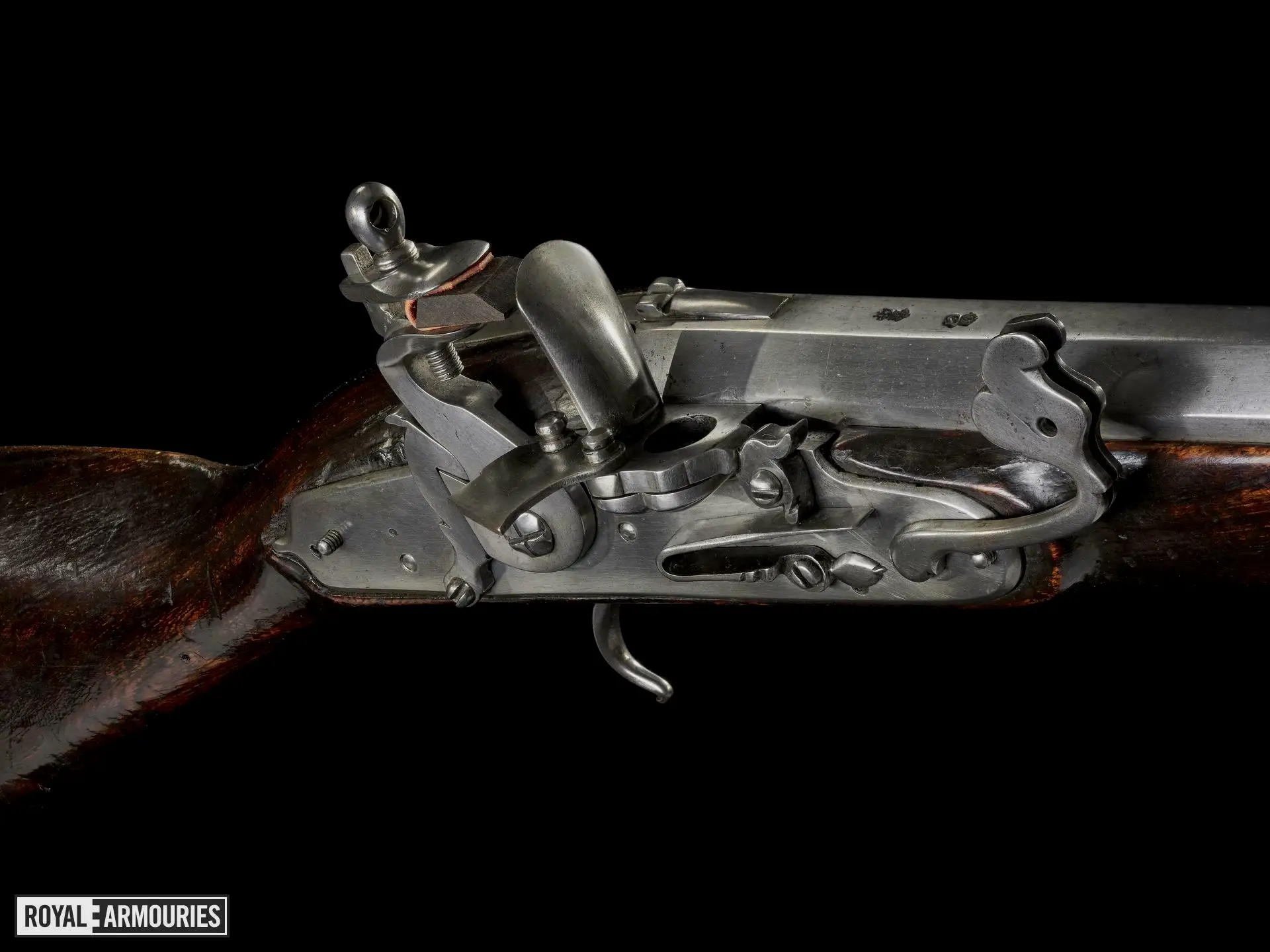 组合式枪机，一些早期燧发枪往往会保留火绳枪机，以免前者出现不可靠的情况