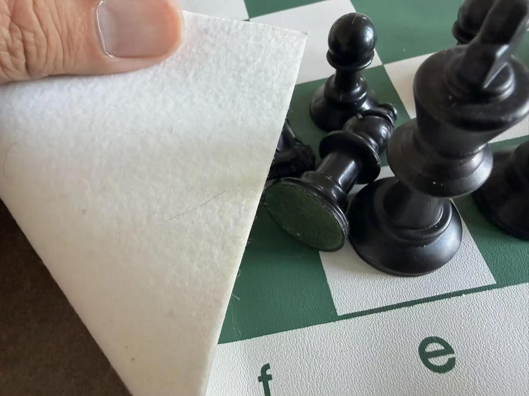 黑白小的这副也是乙烯基，但底部又绒纤细，是不同的抓地策略。以及这张可以看到棋子压铸成型的模线。
