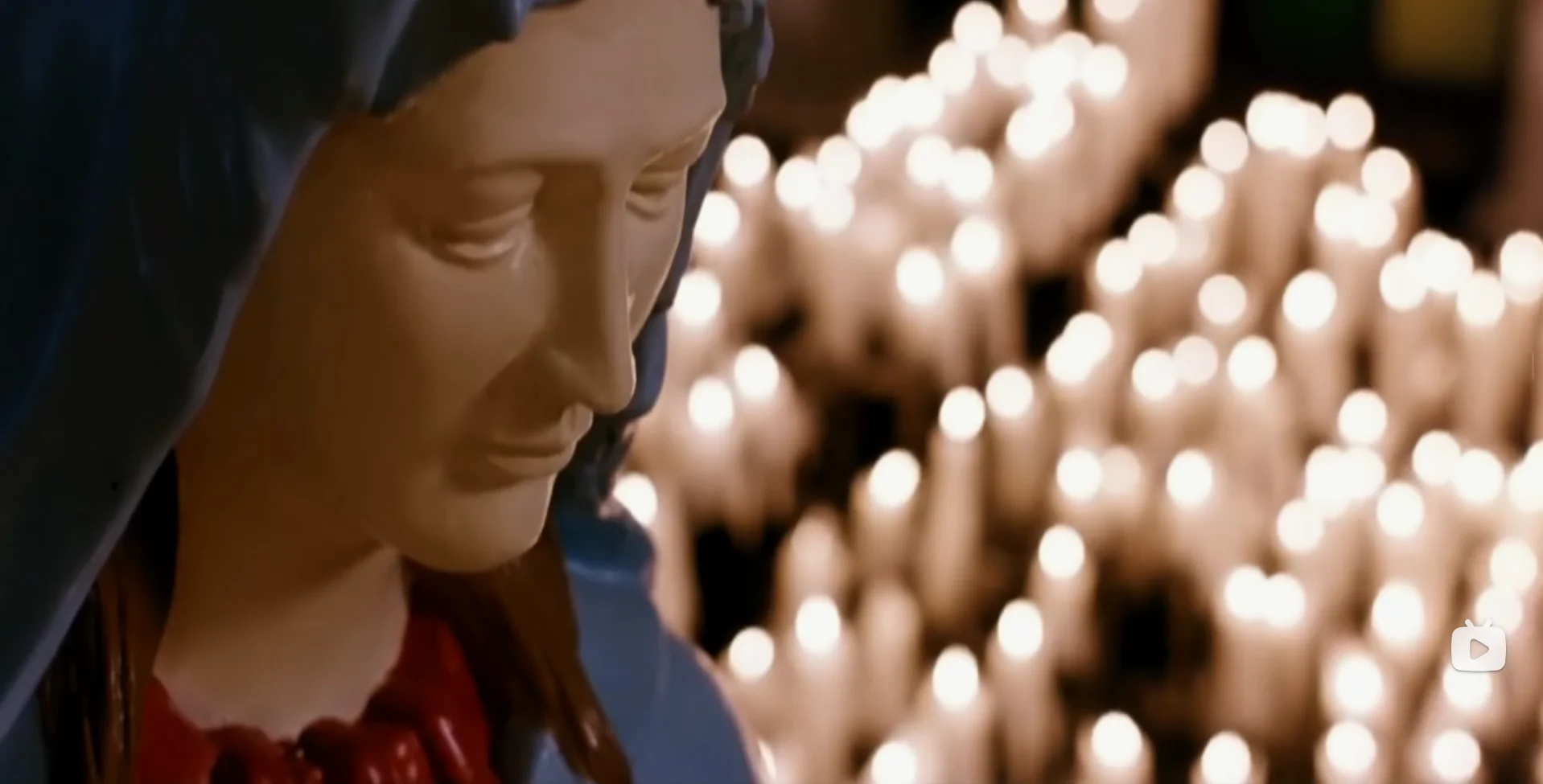 镜头给到了圣母玛丽亚的塑像，仿佛此刻的她俯视这台下的厮杀，神圣与罪孽这一对意象产生了一种诡异的和谐感