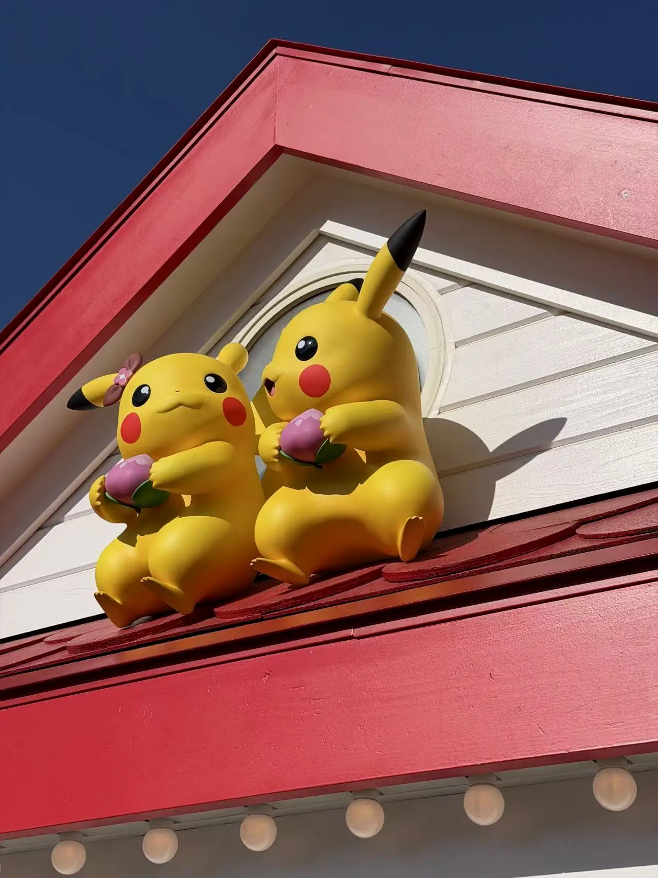 饭团店看板上放的皮卡丘们