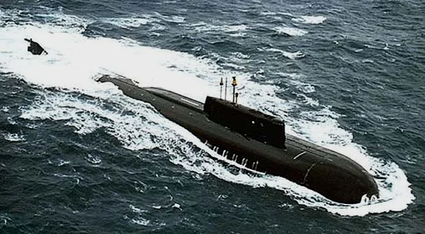 水面航行中的949A型潜艇