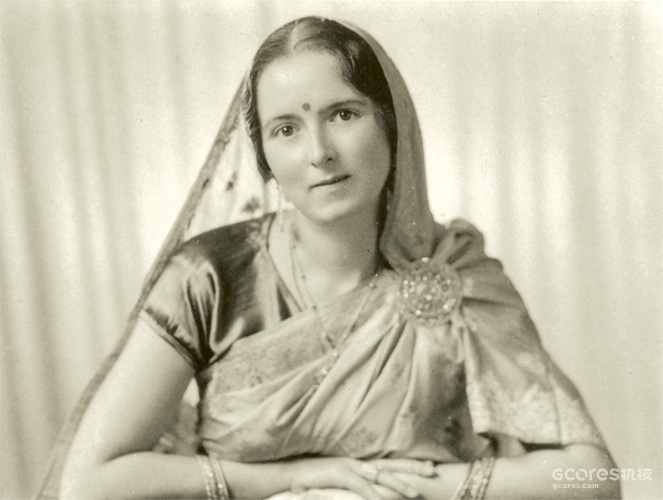 萨维特丽·德维（Savitri Devi Mukherji），出生于法国的希腊-意大利混血，印度教徒（她的名字意为“阳光女神”），反犹主义者和纳粹地下党徒。她认为希特勒是毗湿奴的化身，二战期间曾在英属印度从事针对盟军的谍报工作