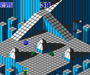玩家控制的蓝色弹珠（左中）穿过一条等距赛道。屏幕上方显示得分和可用时间。