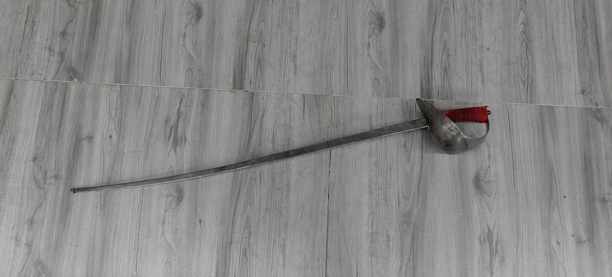 国产的百川江湖英式军刀，威力巨大，十分结实，适合熟练剑士的中高档军刀