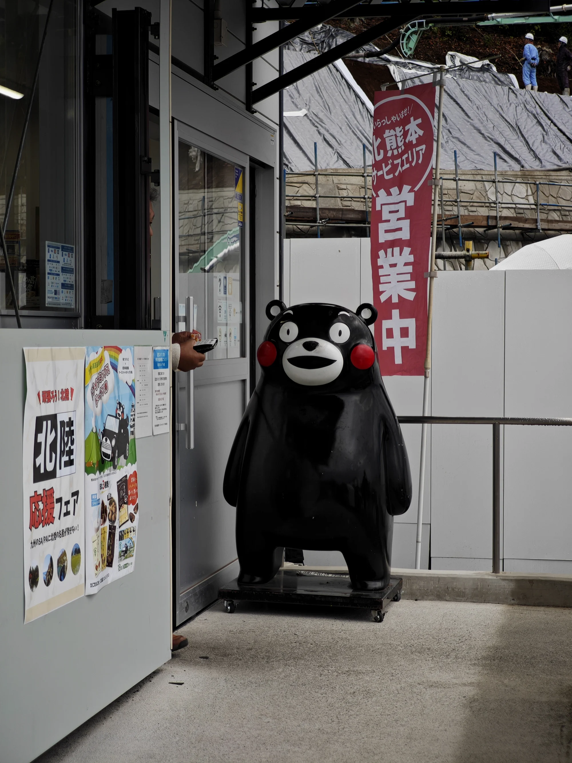 高速路休息区的熊本熊雕像