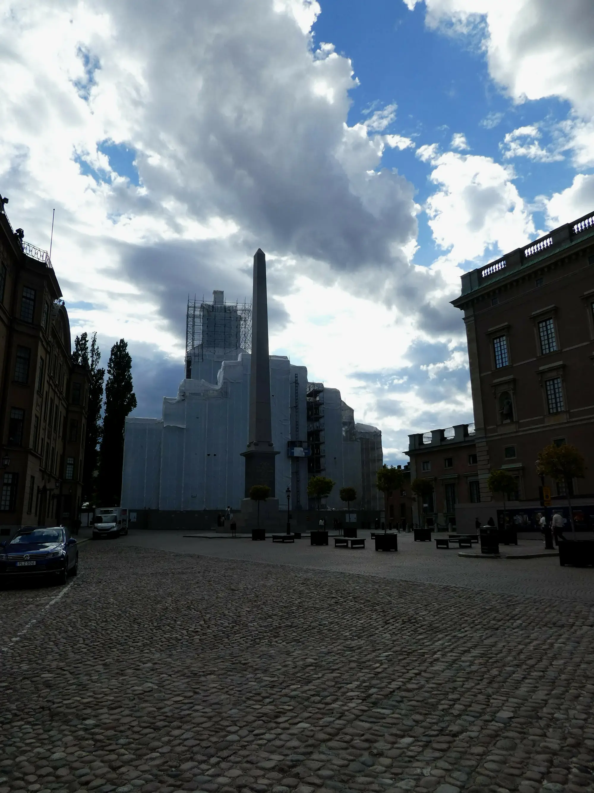 Slottsbacken。右侧建筑是皇宫，方尖碑后侧为斯洛茨基尔坎（Slottskyrkan），截止拍摄时正在翻修
