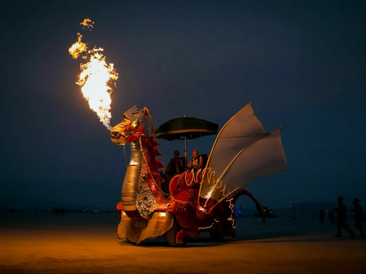 由“化油器船长”创作的红龙斯派克——“科罗拉多州艺术家‘化油器船长’创作的斯派克，其标志性特点是其令人印象深刻的丙烷火焰喷射器。”