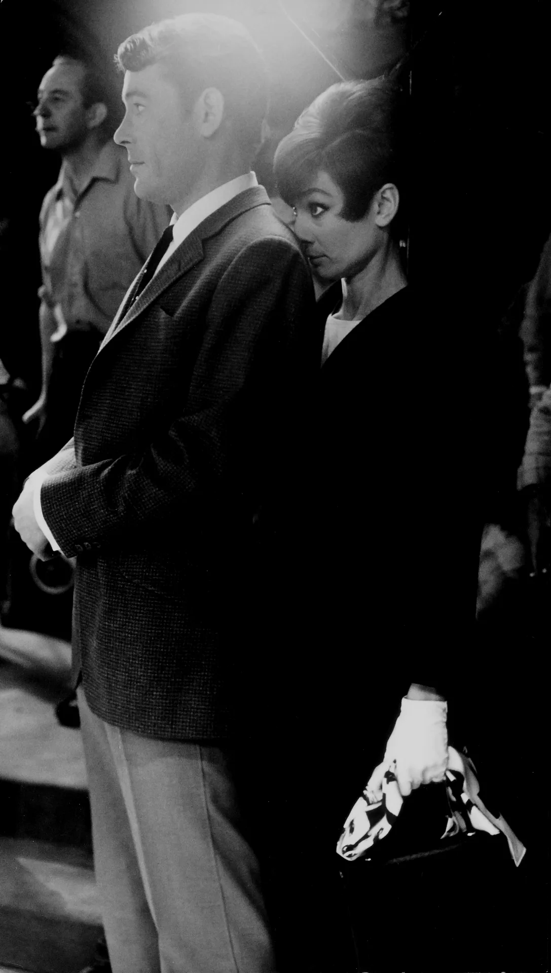 Terry O'Neill 镜头中藏在彼得·奥图尔身后的奥黛丽·赫本