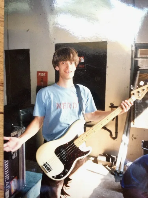 该照片是这把贝斯的前任主人发给我们的  Fender Precision 贝斯以及 Music Man Sterling 的旧照。
