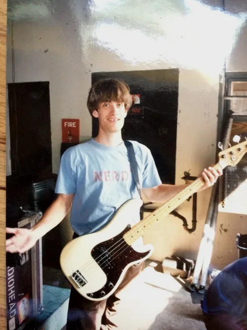 该照片是这把贝斯的前任主人发给我们的  Fender Precision 贝斯以及 Music Man Sterling 的旧照。