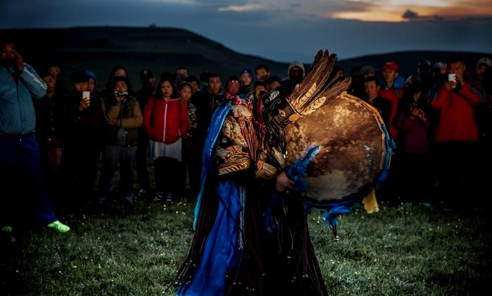 内蒙蒙古族萨满祭祀主持祭敖包仪式，2016年
