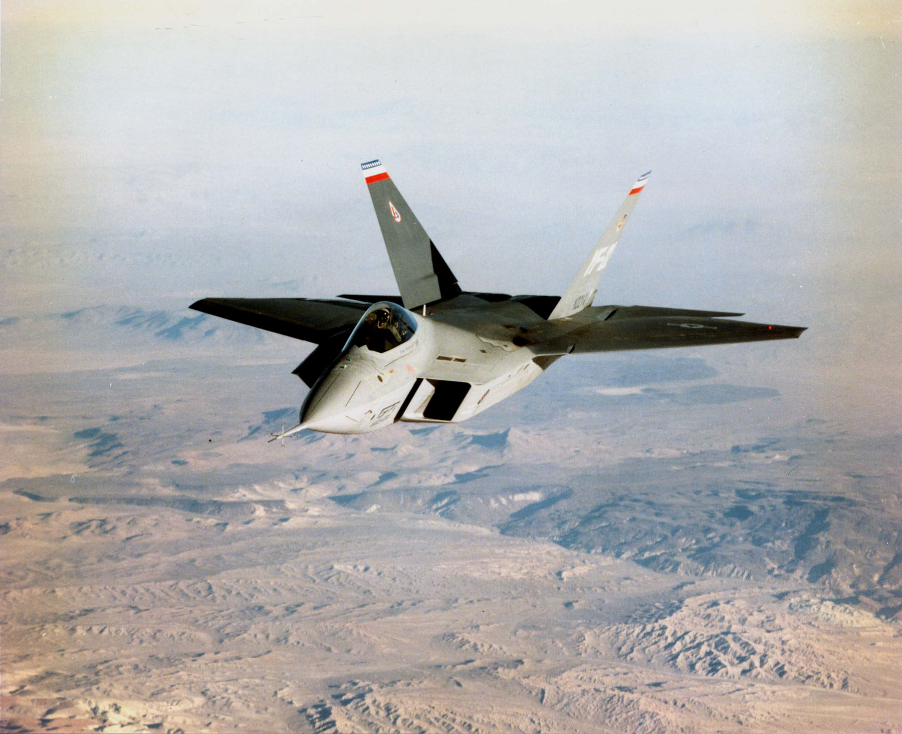 YF-22作为PAV原型机，并不会搭载作战用的航电设备。取而代之的是机体上下的多种传感器。
