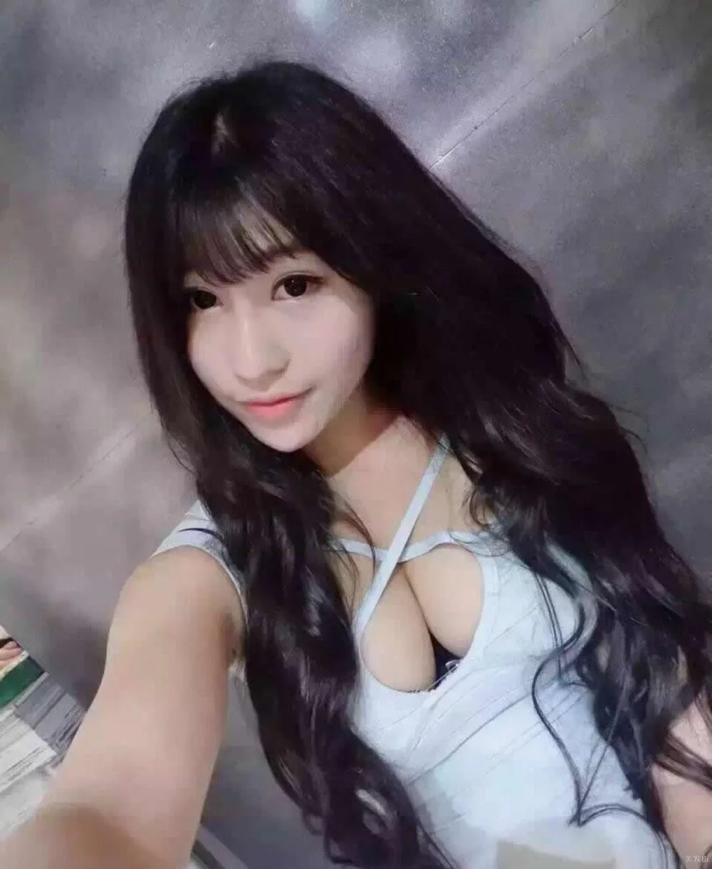 有一头黑色长发的老师……等一下，这个老师皮肤好白，白得让我几乎对她的黑发熟视无睹！