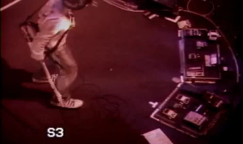 一张图片：2003年8月18日 Radiohead 在 Tweeter Amphiheater 表演时 Jonny 的效果器板。