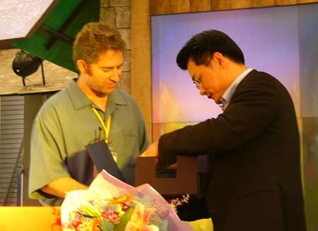 2004年ChinaJoy上，張曙波接受奧美總裁邁克.莫懷米(Mike Morhaime)贈送的禮物