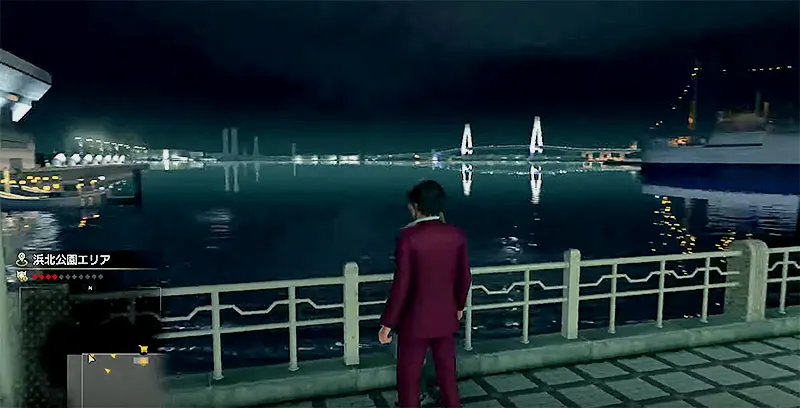 《人中之龙7》游戏中的场景：从便利店休息处远眺横滨海湾大桥