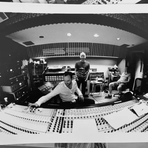 一张照片：专辑《Hail To The Thief》录制期间，Nigel 和 Stanley Donwood 在 Oceanway Studio B 的控制台前。