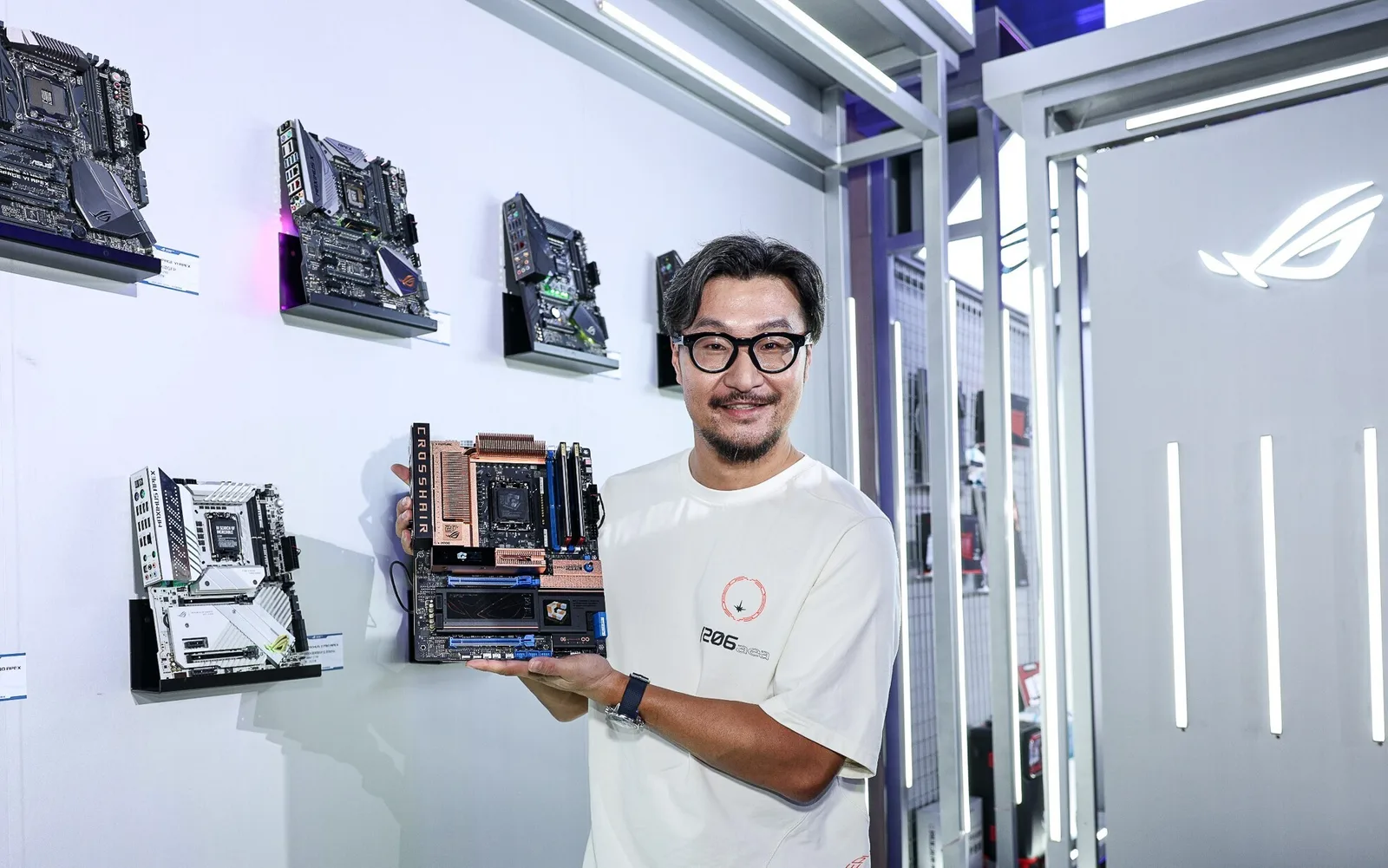 ROG CROSSHAIR 2006复刻版主板情怀上市|2026 ROG DAY