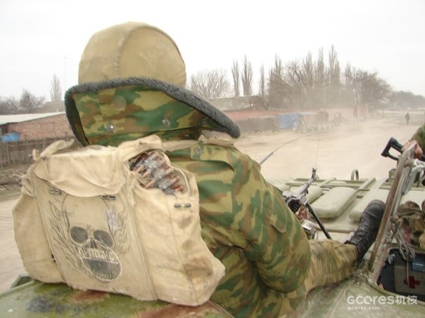 采用专用弹链背包的俄军士兵 战争中使用背包携带弹链的俄军士兵 战争