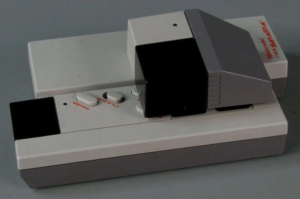 红外接收器接入NES Satellite主机 必须保持手柄和接收器间无遮挡 