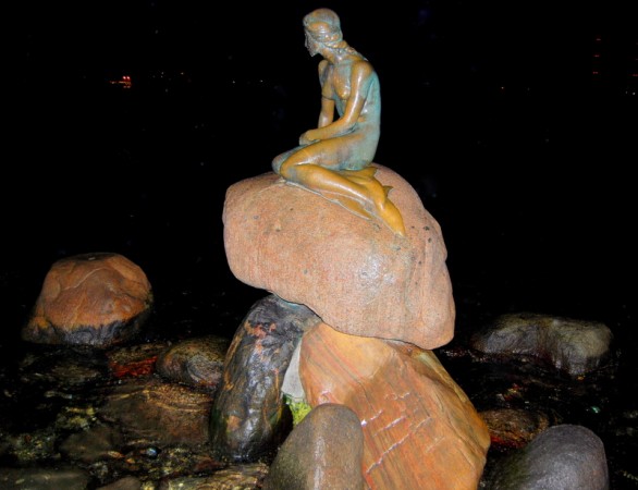 丹麥首都哥本哈根入口處的海面上的雕像