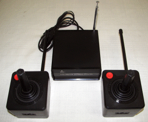 中间是控制器 两边两个带接收器的摇杆 控制器会传输信号到雅达利2600的接收器上。玩家可以拿着带天线的摇杆在距离接收器20-30英尺内自由移动