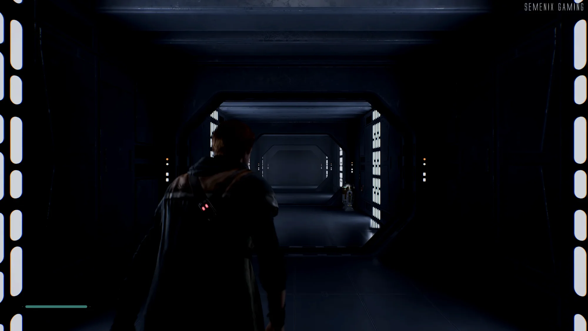 转身后，刚才经过的车厢变成了帝国基地走廊