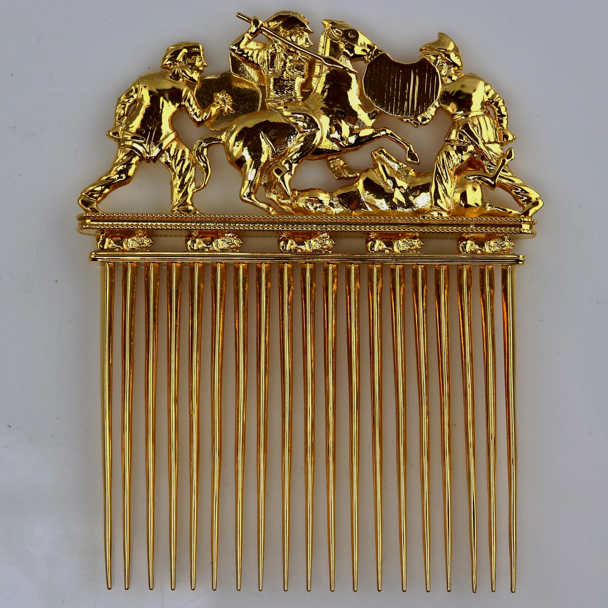 斯基泰人的金梳子，顶部表现了头戴科林斯头盔的重骑兵