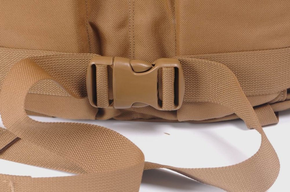 突击包的腰带很简单，仅仅是两条带插扣的1.5英寸织带。不用的时候可以收纳进背包底侧两边的开口里