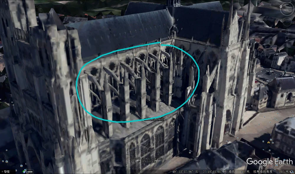 谷歌地球中的亚眠大教堂（蓝圈内为双层飞扶壁）