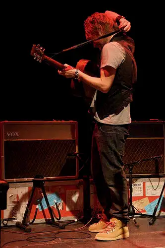 2010年2月5日的 Cambridge Corn Exchange 现场，Thom 和他的两台 AC30，包括黄褐色的 JMI。