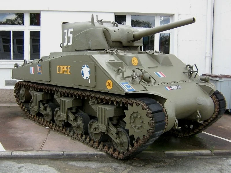 隶属于自由法国军队的M4A2早期型，注意焊接版本的突出部