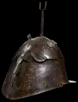 5世纪的意大利式科林斯头盔，注意它实际上是一种帽盔，是戴在头顶上的