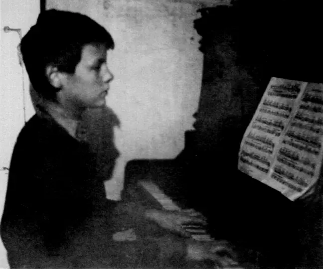 童年时期学习钢琴的塔可夫斯基