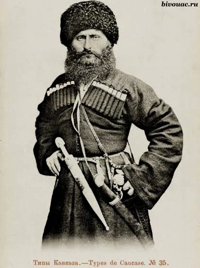 图为一名阿巴津族战士（阿巴津人是与阿迪格人和阿布哈兹人有密切关系的民族）在莫斯考博威的腰带上有一把勘查短剑，以及一把没鞘式的恰西克马刀，拍摄时间为19 世纪下半叶的。