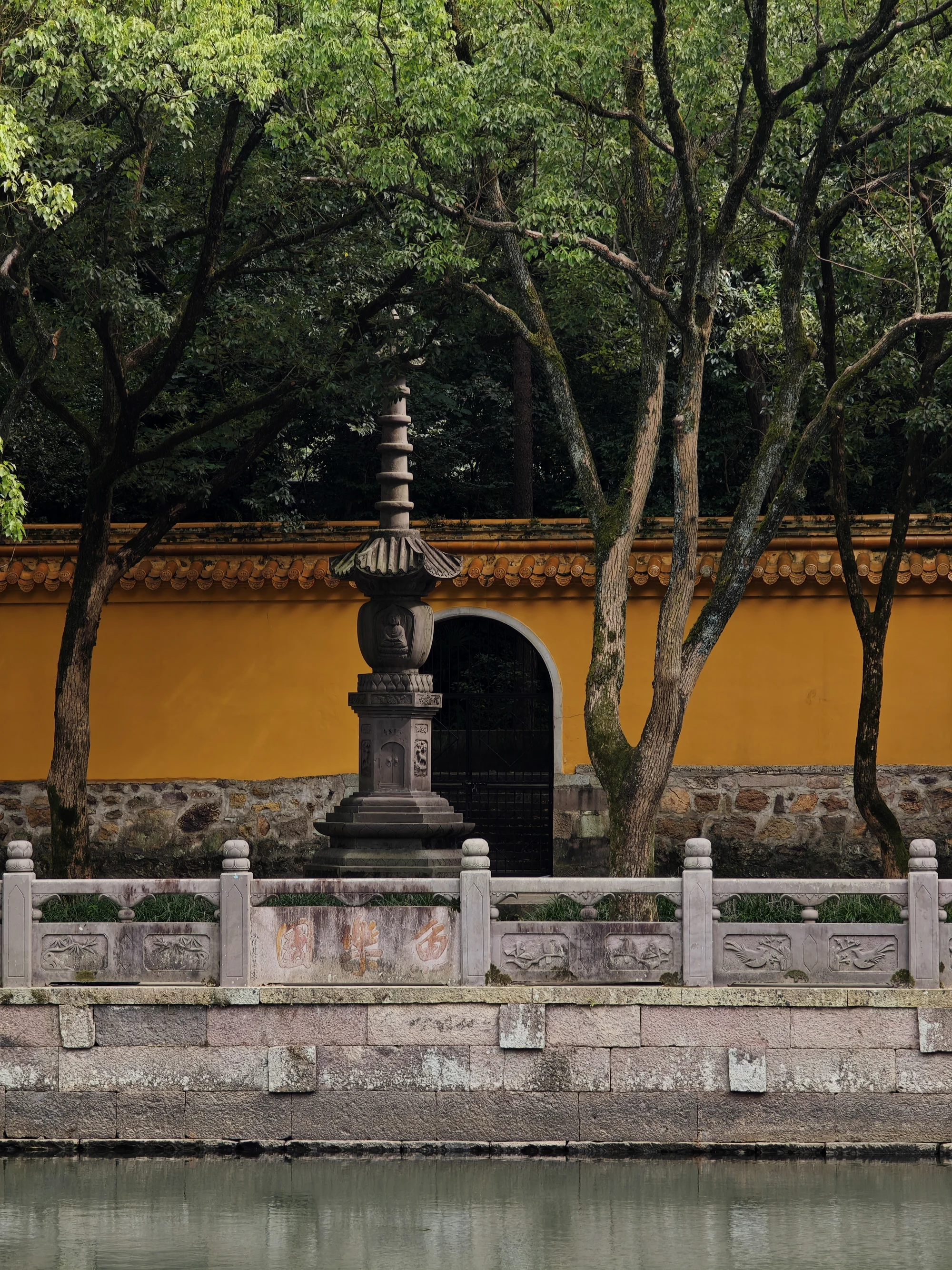 放生池附近的小塔