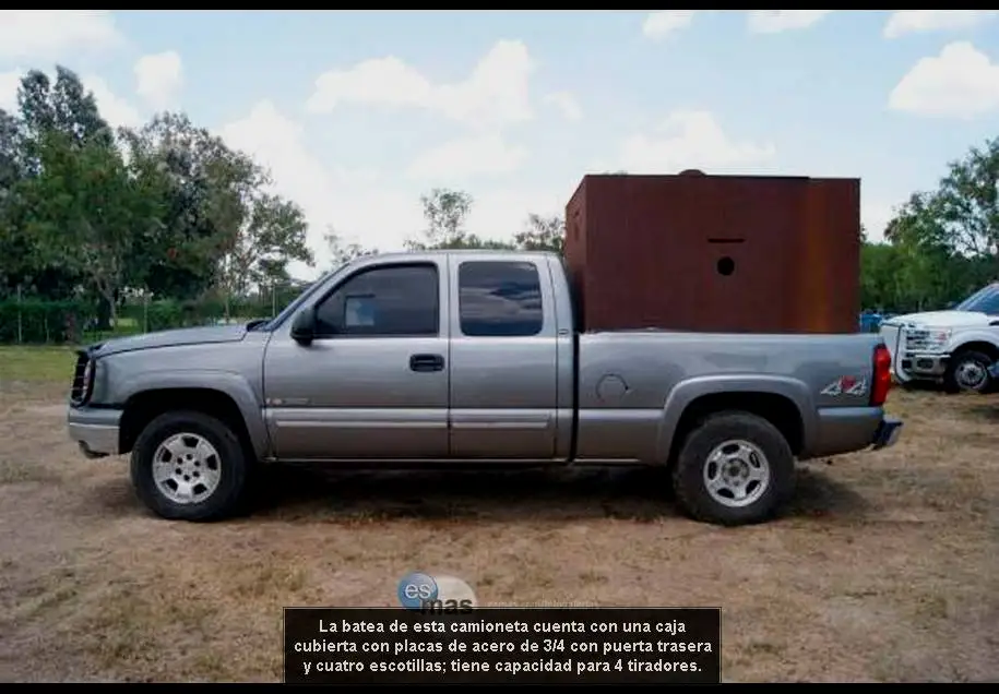 这辆经过墨西哥贩毒组织改造的雪佛兰皮卡将车厢变成了一个装甲房屋，可容纳四人